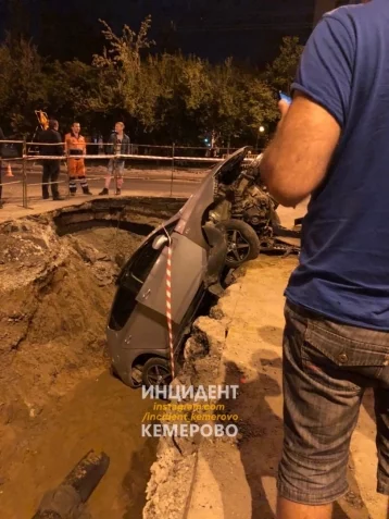 Фото: В Кемерове автомобиль провалился в яму на Молодёжном проспекте 1