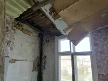 Фото: В Кузбассе в жилом доме обрушился потолок: прокуратура начала проверку 1