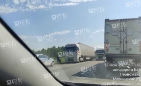 Автоцистерна и фура столкнулись на трассе в Кузбассе