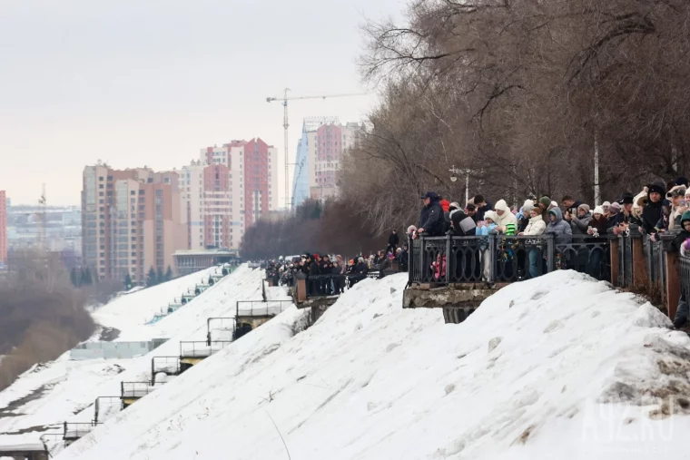 Фото: Весна по графику: в Кемерове на Томи взорвали лёд 10