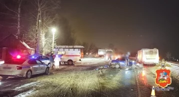 Фото: В Подмосковье автомобиль столкнулся с автобусом, 3 человека погибли 1
