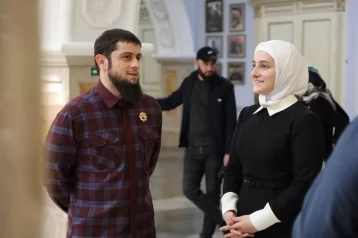 Фото: «Навещала бойцов»: дочери Рамзана Кадырова вручили орден ДНР 1