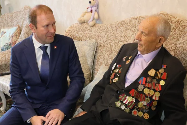 Мэр Кемерова поздравил с 98-летием ветерана ВОВ Григория Кузнецова