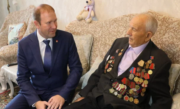 Мэр Кемерова поздравил с 98-летием ветерана ВОВ Григория Кузнецова