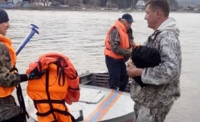 Кузбассовец застрял на островке посреди реки: потребовалась помощь спасателей