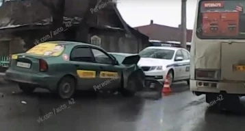 Фото: ДТП с участием такси произошло в Кировском районе Кемерова 1