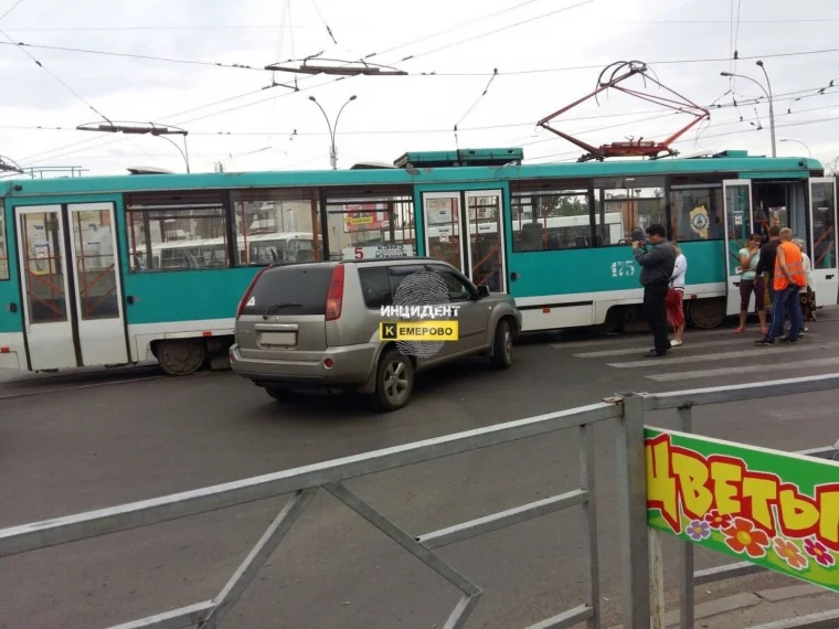 Фото: В Кемерове на проспекте Ленина образовалась пробка из-за ДТП с трамваем 2