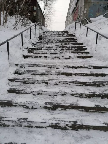 Фото: Рядом с кемеровской школой заметили «лестницу смерти» 3