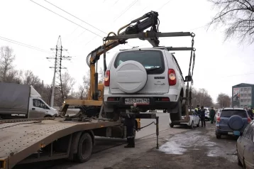 Фото: В Кемерове на эвакуаторах увезли машины, которые стояли возле остановок 2