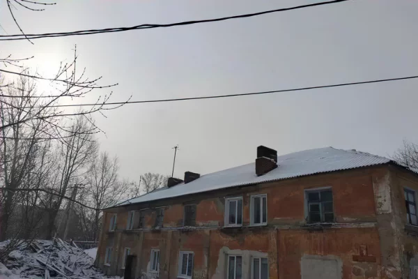 ГЖИ заставила управляющую компанию восстановить разрушенную крышу дома в Прокопьевске