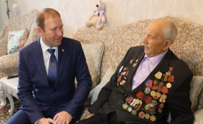 Мэр Кемерова поздравил с 98-летием ветерана ВОВ Григория Кузнецова