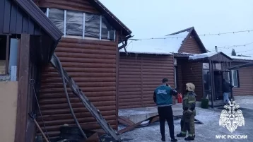 Фото: МЧС: 25 человек смогли эвакуироваться из горящего кафе в Прокопьевске 1