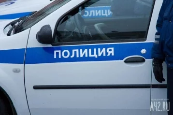 Фото: Кузбассовец примерил несколько слоёв одежды на себя и выбежал из ТЦ, не заплатив  1