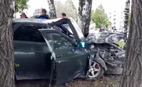 В Кузбассе автомобиль врезался в дерево: есть пострадавшие