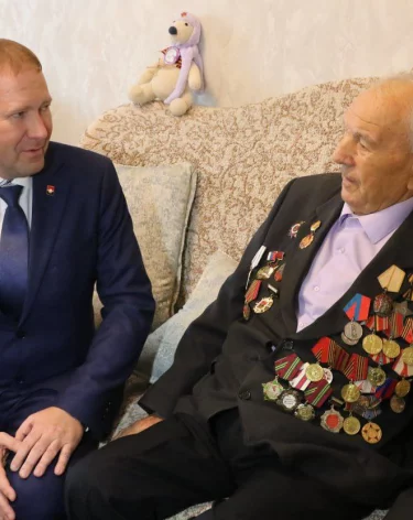 Мэр Кемерова поздравил с 98-летием ветерана ВОВ Григория Кузнецова