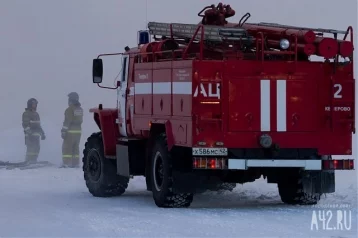 Фото: В Кузбассе загорелся стояночный бокс с автомобилем 1