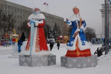 Фото: Три Деда Мороза и 40 ростовых кукол откроют ледовый городок в центре Кемерова 1