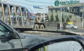 В Кемерове грузовик уронил на дорогу бетонные плиты