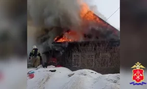 В Кузбассе полицейский спас женщину из горящего дома