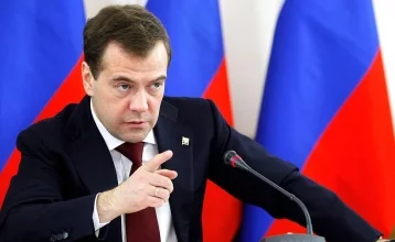 Фото: Медведев научил министра «ставить будильник в разные места» 1