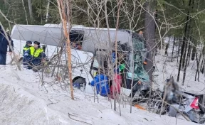 Двух пострадавших в ДТП с автобусом детской хоккейной команды эвакуируют в больницу в Екатеринбурге