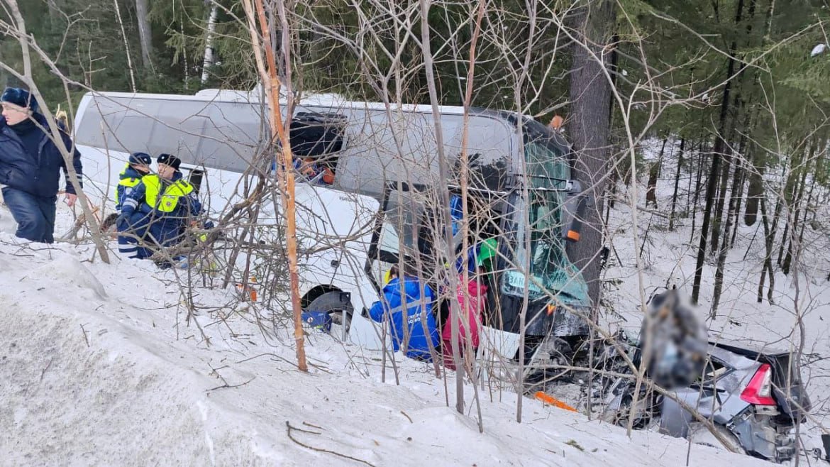 Двух пострадавших в ДТП с автобусом на уральской трассе эвакуируют в Екатеринбург