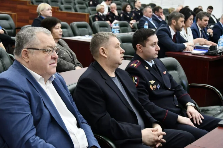 Фото: Начальник ГУ МВД России по Кемеровской области выступил с отчётом перед депутатами 4