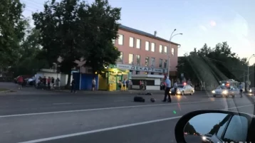 Фото: Серьёзное ДТП на проспекте Ленина в Кемерове: мотоциклист врезался в LADA Kalina, есть погибший 2