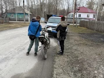 Фото: Полиция задержала 13-летнего подростка, катавшегося на мотоцикле в Кузбассе 1