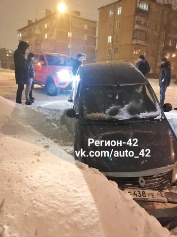 Фото: В Кемерове автомобиль такси вылетел на обочину и застрял в сугробе 2