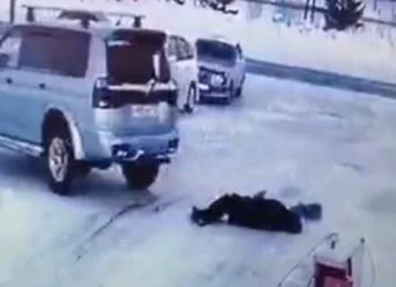 Фото: Водитель сдавал назад и сбил человека в Кузбассе: ГИБДД показала видео момента ДТП 1