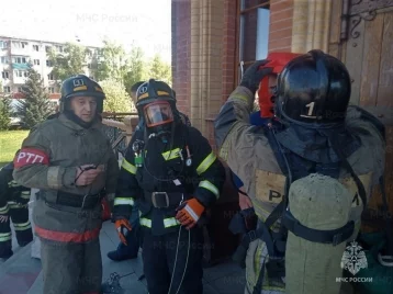 Фото: В Осинниках пожарные во время учений спасли из условно загоревшегося храма двух человек 1