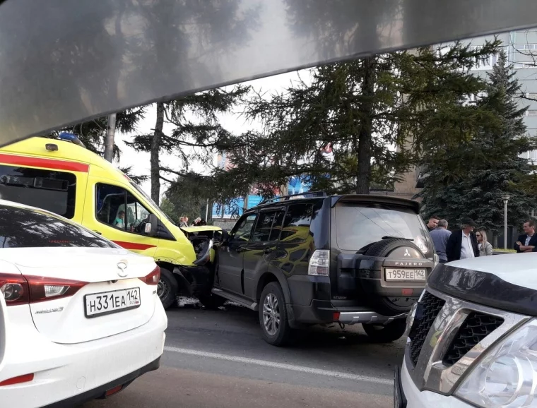 Фото: В Кемерове произошло ДТП с участием скорой помощи 2
