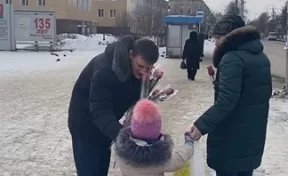 «Вам, любимые»: главы кузбасских городов вышли на улицы с букетами цветов