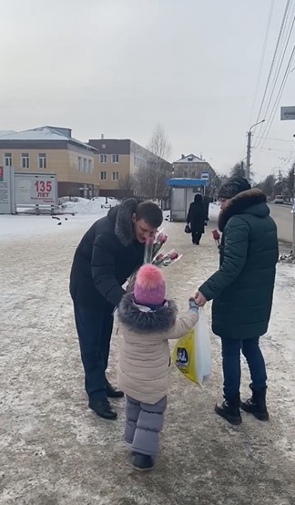 «Вам, любимые»: главы кузбасских городов вышли на улицы с букетами цветов