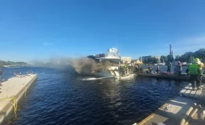 В Петербурге загорелась пришвартованная двухпалубная яхта 