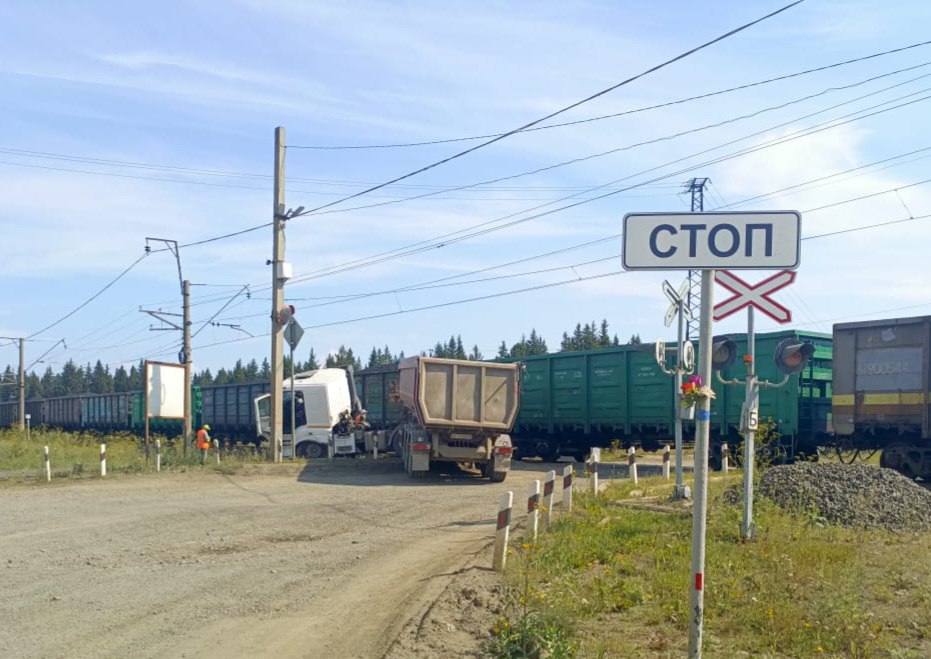 В ГАИ рассказали детали столкновения грузовика и поезда в Кузбассе: пострадал один человек
