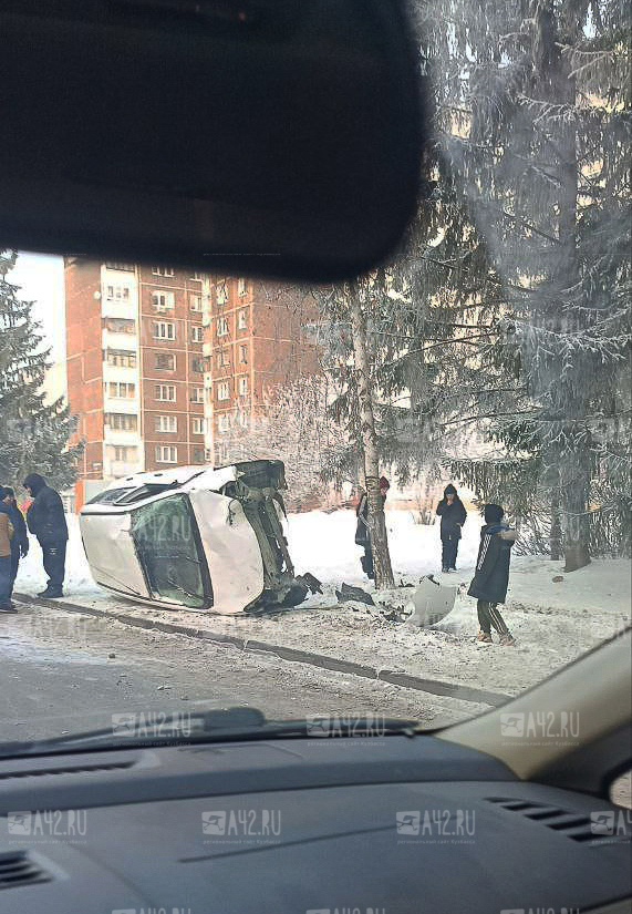 В Кемерове на Ленинградском проспекте автомобиль влетел в дерево и опрокинулся