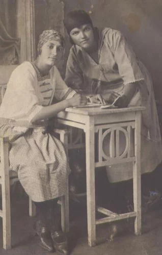 Руфина Чудинис (слева) – пионерская вожатая, А.И. Прейкшас (справа) – работница Рудбюро, Щегловск, 1925 год. Фото: smkrsm.ru