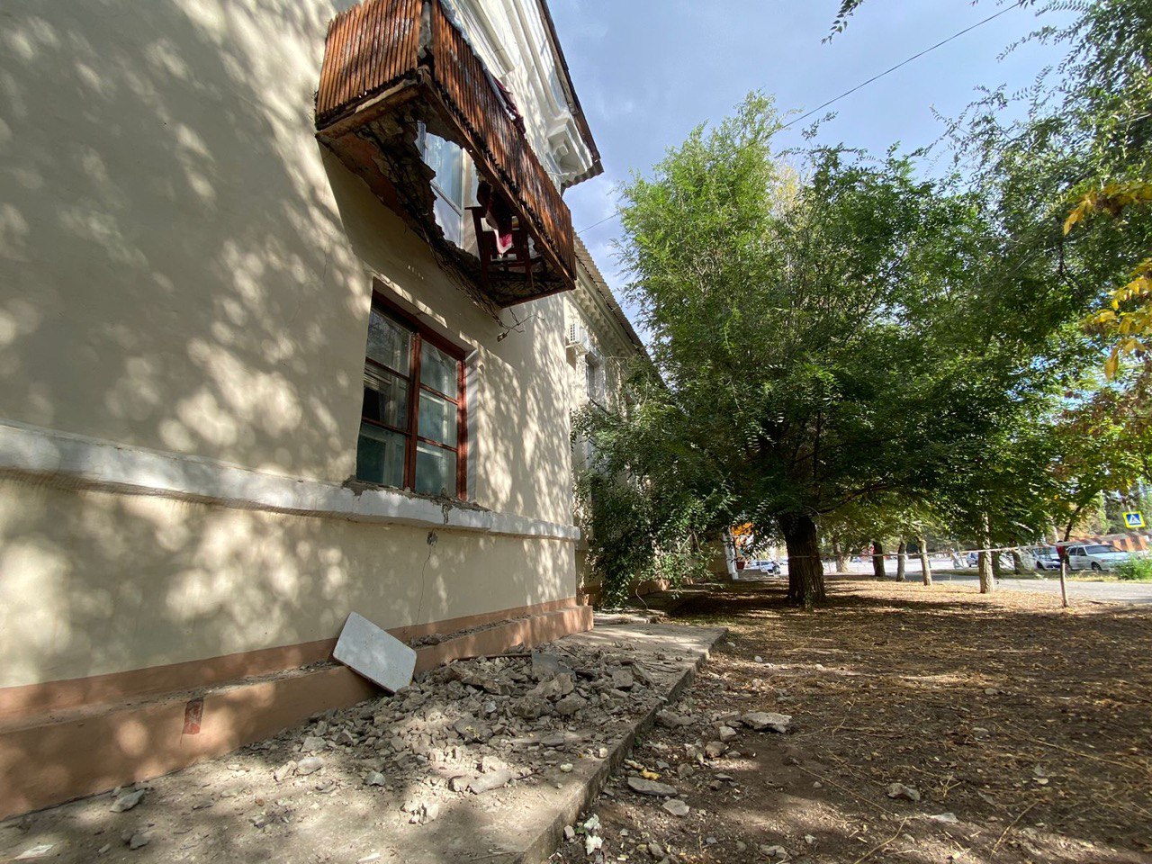 В Астраханской области женщина получила переломы из-за обрушения балкона