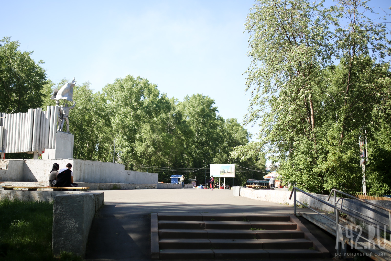 «Парк уничтожается»: кемеровчане возмущены свалкой покрышек в Комсомольском парке
