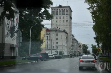 Фото: Соцсети: в Новокузнецке из-за массовой драки на дороге остановилось движение автомобилей 1