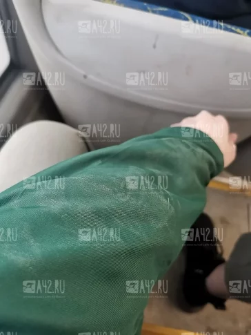 Фото: «Невозможно сесть, чтобы не испачкаться»: кемеровчанка пожаловалась на состояние автобуса №65 4
