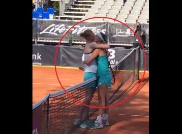 Фото: Лесбийский поцелуй теннисисток взорвал соцсети 1