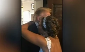 Свадебный генерал: Трамп пришёл на церемонию бракосочетания своих поклонников 