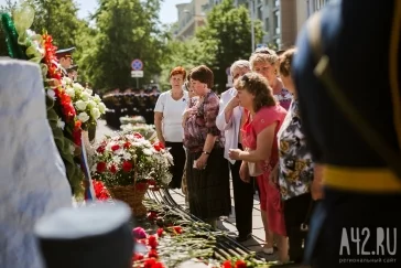 Фото: Жители Кемерова возложили цветы к Мемориалу Славы 3