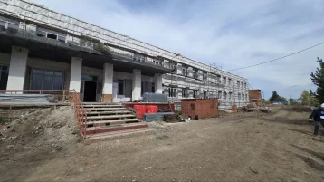 Фото: Ремонт кузбасской школы оказался под угрозой срыва из-за нехватки денег и людей 1