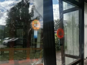 Фото: Кузбассовец разбил витрину кафе булыжником 1
