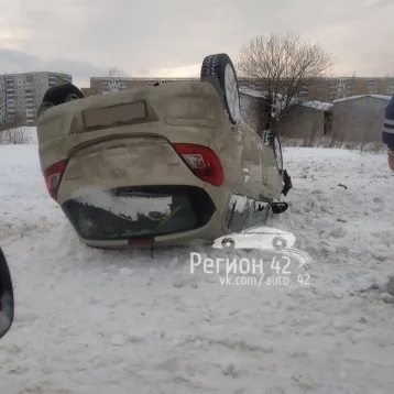 Фото: В Ленинском районе Кемерова перевернулась иномарка 1