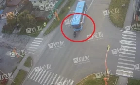 В Белове мотоциклист на полной скорости врезался в автобус: момент ДТП попал на видео